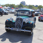 Un viejo Citröen, seguido de un Mini, ayer en la explanda del antiguo Carrefour. ANA F. BARREDO