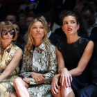 La editora de 'Vogue USA', Anna Wintour, la modelo Kate Moss junto a Carlota Casiraghi, en el desfile de Gucci.