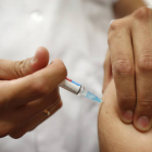 Un hombre recibe una vacuna en León. JESÚS F. SALVADORES