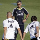 Mourinho observando a Benzema y Granero durante los entrenamientos.