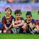 Niños y niñas en el Camp Nou antes de un partido.