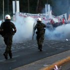 Varios policías tratan de dispersar a los manifestantes, ayer, en Atenas. ORESTIS PANAGIOTOU