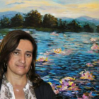 La pintora leonesa Ana Prieto posa ante una de sus obras.