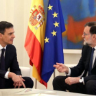 El presidente del Gobierno, Mariano Rajoy, conversando con Pedro Sánchez.