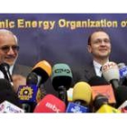 Aghazadeh y Kiriyenko, jefes de los programas nucleares iraní y ruso, ayer en Busher