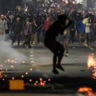 Los manifestantes se enfrentan a la policía en las protestas contra la reelección del presidente, este miércoles en Yakarta.