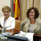 La presidenta de la Comisión de Igualdad del Congreso, Carmen Calvo (derecha), durante la reunión