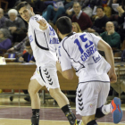 Carrillo, de espalda, y Richi Díez, durante el encuentro entre Ademar y Zamora.