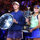 Muguruza, a la izquierda, con su trofeo de subcampeona.
