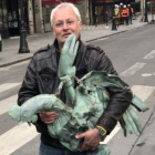 El gallo que culminaba la flecha de la catedral de Notre Dame, rescatado de entre los escombros tras el incendio.