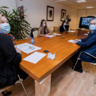 La consejera de Familia, ayer, durante su reunión con los agentes sociales. R. GARCÍA