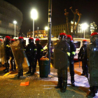 Unos agentes de la Ertzaintza hacen guardia en los aledaños de San Mamés.