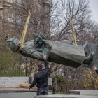 Momento en el que retiran la estatua del mariscal Kónev.