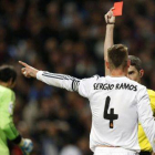 Undiano Mallenco muestra la cartulina roja a Ramos, en un momento del clásico del Bernabéu.