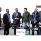 El alcalde de León, Antonio Silván, recibe a los representantes de la Asociación Internacional para Sistemas de Vehículos no Tripulados (AUVSI) tras convertirse León en la sede europea de drones