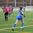 Ainhoa remata a portería rodeada de jugadoras contrarias. DL