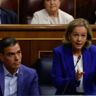 Pedro Sánchez junto a la vicepresidenta económica, Nadia Calviño. J. J. GUILLÉN