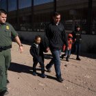La Patrulla Froteriza de EEUU detiene a menores de edad que viajan solos.