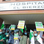 Concentración de protesta celebrada frente al hospital, ayer. L. DE LA MATA.