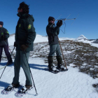 Los agentes ambientales de la Junta buscando la señal de las urogallinas tras la última nevada.