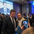 El líder del Partido de la Independencia, Bjarni Benidiksson, celebra su victoria electoral en el Gran Hotel de Reykjavik.