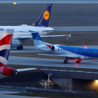 Avión de Flybmi entre uno de British Airwyas y otro de Lufthansa en el aeropuerto de Múnich.
