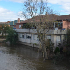 Imagen de ayer por la tarde del área deportiva de Cebrones del Río inundada por el río Órbigo. MEDINA