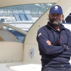 El responsable de la empresa Sailing, Alfonso Casas, en la frontera natural del río Miño. SALVADOR SAS