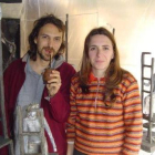 Nicolás Cosa y Valeria Monasterolo en el estudio de la artista