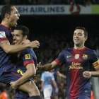 Adriano festeja el primer gol del Barcelona.