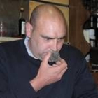 Uno de los participantes en el panel de cata celebrado en Astorga olfatea una trufa