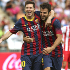 Messi, a la izquierda, celebra con Cesc el primer gol de su equipo. Luego acabó lesionado.