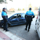 Estado en que quedó el Peugeot y la furgoneta.