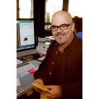 Óscar de la Huerga, con algunas de las etiquetas que ha diseñado en su estudio leonés.