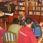 El político Alfonso Guerra, durante una de las sesiones de grabación.