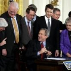 Bush durante la firma de un acuerdo farmacéutico en la Casa Blanca