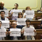 Varios diputados de Izquierda Plural muestran pancartas durante la votación con el lema 'Rescatemos la democracia'.