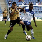 Acorán (i), el mejor de la Deportiva ayer, controla un balón ante Kitoko.