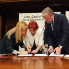 Antonio Silván, ayer, durante la firma del acuerdo con la directora de Inserta, Virginia Carcedo. DL