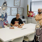 Guille Martinez-Vela, director de 'El Jueves'; Maikel, dibujante jefe, y Joan Ferrús, subdirector, bromeando, en la sala de reuniones de la revista.