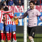 Los jugadores del Atlético de Madrid celebran el tercer gol de su equipo frente al Rayo.