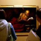 Dos visitantes observan una de las obras expuestas en esta muestra sobre el José de Ribera más joven
