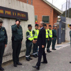 Fernández de Mesa visitó ayer el cuartel de Alsasua. EFE