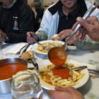 Un grupo de usuarios del Comedor Social del Centenario, en la zona alta de Ponferrada, ayer durante