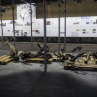 Restos del coche que conducía Anders Behring Breivik en la cruda exposición del "Centro del 22 de julio" en Oslo, Noruega, que se inaugura este miércoles.