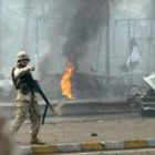 Un soldado norteamericano vigila la zona afectada por la fuerte explosión de ayer en Bagdad
