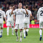 Lucas Vázquez celebra su gol frente al Valencia, el que puso la sentencia al triunfo del Real Madrid en el Santiago Bernabéu. JIMÉNEZ