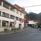 Uno de los pasos elevados se colocará frente al edificio del hogar del pensionista de Cistierna