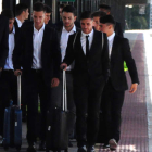 Los futbolistas de la selección sub 19, ayer en la estación de Renfe de la capital leonesa. JAVIER SUÁREZ QUIÑONES