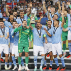 El City de Guardiola celebra el título de campeón de la Supercopa de Europa tras vencer al Sevilla en la tanda de penaltis. P. M.